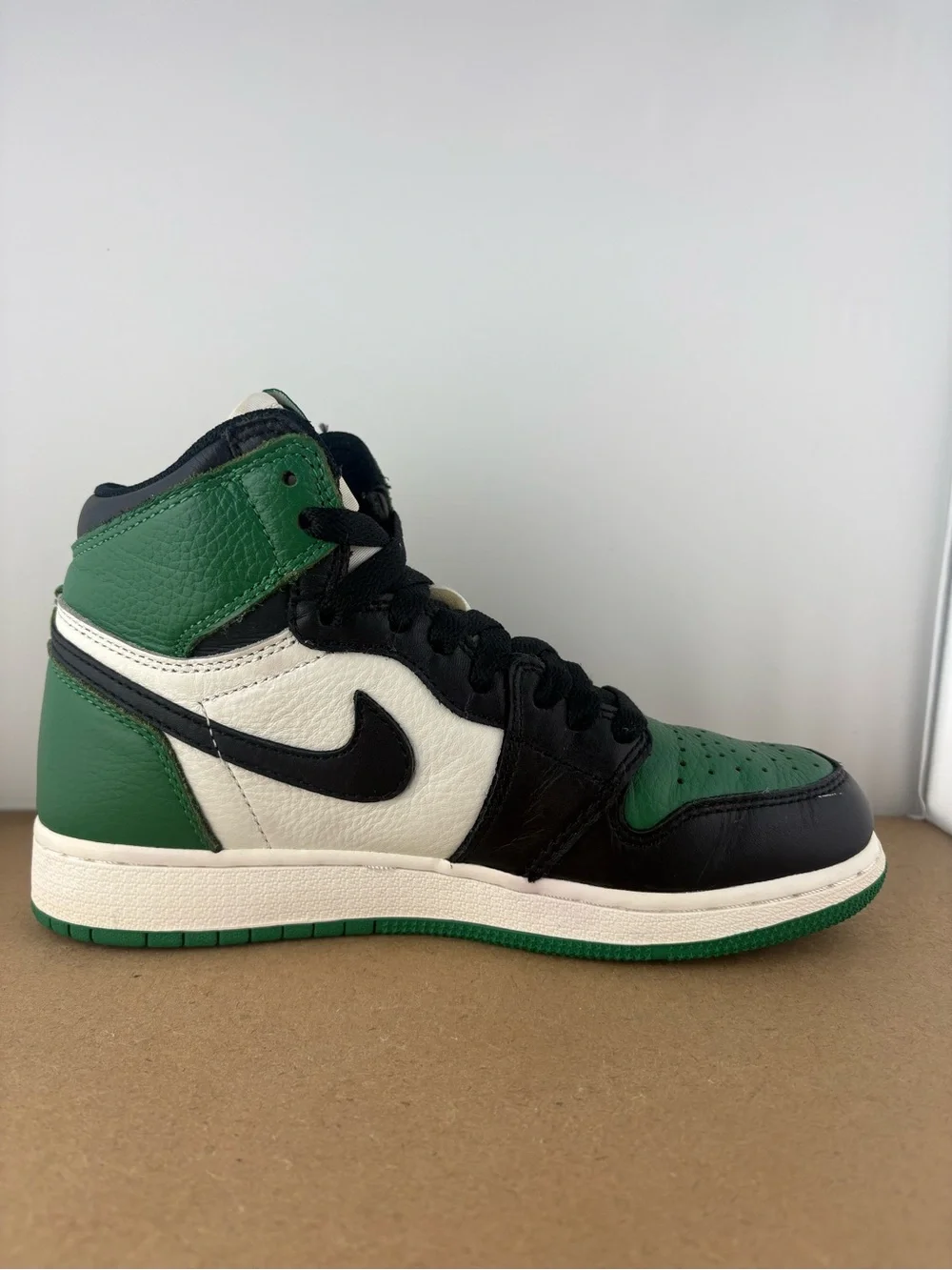 Nike Air Jordan 1 high pine Green White Black 2018 size 5y 575441-302 (B1)